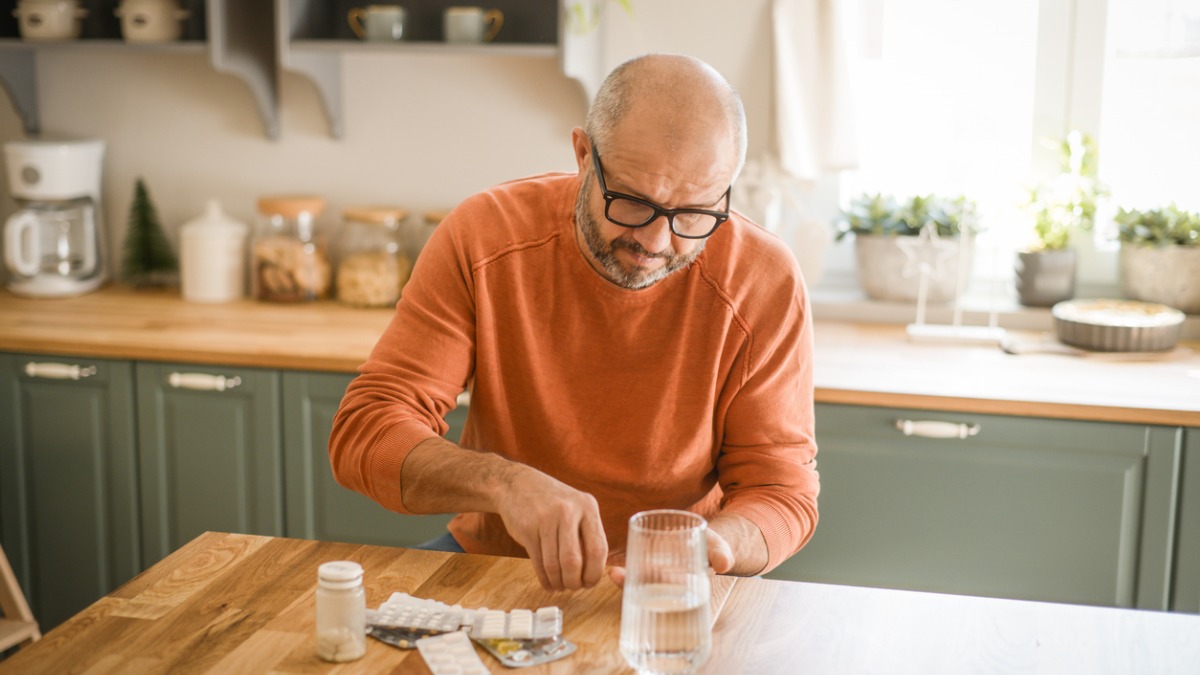 Oudere man die antibiotica neemt
